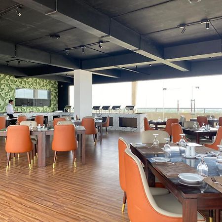 Ocean Breeze - Udaya Luxury Apartments Negombo Exteriör bild