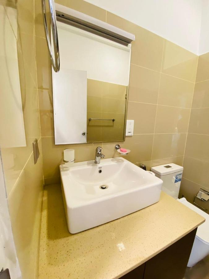 Ocean Breeze - Udaya Luxury Apartments Negombo Exteriör bild