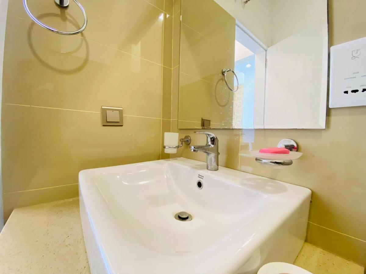 Ocean Breeze - Udaya Luxury Apartments Negombo Exteriör bild