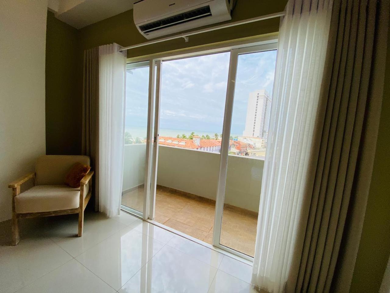 Ocean Breeze - Udaya Luxury Apartments Negombo Exteriör bild